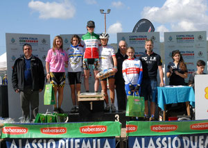 UN MOMENTO DELLE PREMIAZIONI CON LA CONSEGNA DI UNA MAGLIA ROSA DEL GIRO E DI UNA MAGLIA DI COMPIONE PROVINCIALE