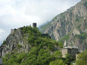 le château et l'église de Provaney