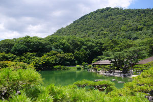 南湖北岸の山(渚山)からは池全体が見える