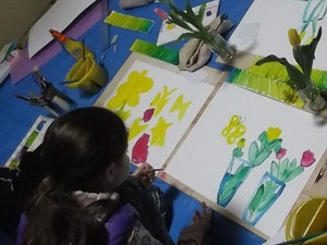 ときどきは絵画教室のようにモチーフを見て描きます。