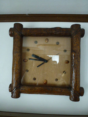 木彫りの時計