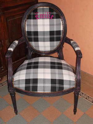 Broderie sur un tissu pour garnissage d'un fauteuil