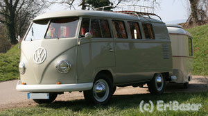 Zwei restaurierte Schönheiten von 1960: VW Bus T1 mit 1200er Maschine, 34 PS und 6V Elektrik, der zieht den 230 kg schweren Puck Luxus immerhin mit 75 bis 80 km/h.