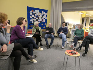 Bezirksbibliotheksleiter Dr. Boryano Rickum erläutert den Gästen das Konzept des Medienhauses. Dazu gehört auch der Leseclub.