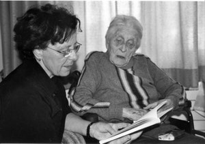 Besucherin beim vorlesen