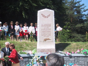 "Ici sont enterrés des combattants de l'armée française qui ont été martyrisés dans les camps de concentration des fascistes allemands au cours des années de la seconde guerre mondiale"