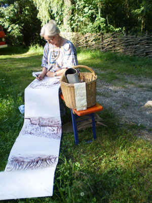 Maria Gruber malt am laufenden Band