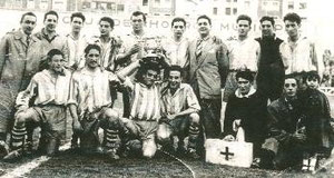 La plantilla del Villosa celebra alborozada el Campeonato de Vizcaya Aficionados de 1953, tras derrotar en la final de San Mamés al Erandio por 2-0.