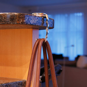Handtaschenhalter in Aktion