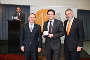 Medalla al mérito por más de 25 años de Colegiación