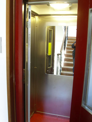 RIVESTIMENTO IN ACCIAO DI UNA CABINA CHE ERA IN FORMICA