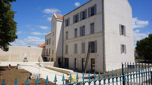 Le château 16 juillet 2012. L'entrée se fera par la porte ouverte.