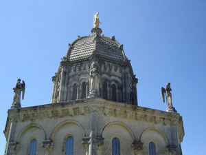 construite de 1869 à 1875, de style romano-byzantin, elle est ornée de statues d'anges musiciens et des saints de Provence