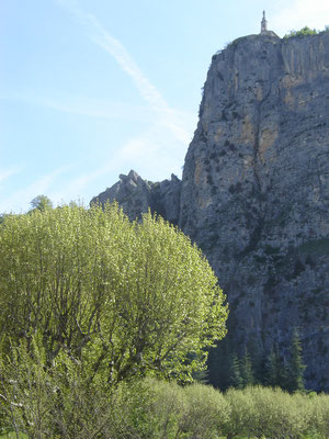 Notre Dame de Roc, tout en haut de la falaise de 170m où la ville fut installée un temps pour se protéger des Barbares.