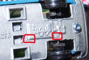 Base del Seat 124 SC, donde puede llegar a verse una “M” y luego parte de una “A” con “IN”, “Made in Spain” (Foto propia)