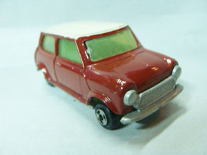 Arriba, el Seat 124 Berlina, tan popular en España y que, en la Argentina, apenas si se conoció. Abajo, el Seat 124 SC y el Morris Mini, ambos pertenecientes a la Serie Club de Guisval, donde se abaratan costos, ya que no poseen interiores ni aperturas.