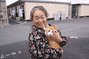 仮設住宅でネコと一緒に過ごす