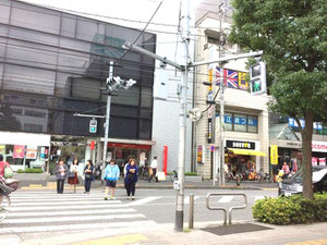 赤い看板の銀行と、黄色と黒が目印のコーヒーショップです。