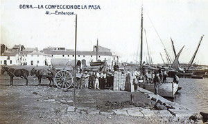 Postal antigua del puerto con la exportación de pasas