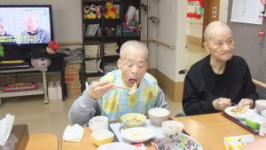 焼き立て餃子をパクリ！