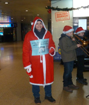 Unser Weihnachtsmann hat mit seiner freundlichen Art viele Zuhörer zum Spenden animiert.