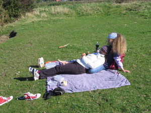 Picknick bei strahlendem Oktoberhimmel