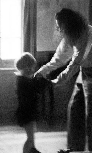 Switzerland, 1930s ; Baba playing with the Mertens children ; courtesy of the MSI Collection