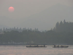 中国西湖の夕暮れ