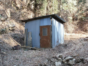 林道に沿った沢の上流平滑花滑岩に包含された小屋（微量の放射線岩盤欲ができますよ）