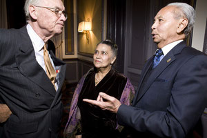 salon-feeling, Arnout Loudon (l) Ex-CEO-Akzo Nobel, member of the comittee of recomidation and E.H. van Riel, Voorzitter Stichting Herdenking Veteranen