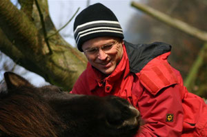 Wo verbirgt sich mein Leckerli? Schatzmeister Gunter Brauch scherzt mit einem seiner Ponies...