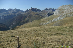 Après une clôture et devant le Mallo Anaron, le Chemin de la Liberté rattrape le Camino de Santiago issu du Col de Paü.