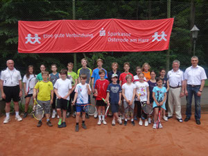 lks. sportlicher Leiter: Harald Fieker, das Teilnehmerfeld aller Jugendlichen, 2.v.re.:Gero Fröhlich 1.Vors. des TC Bad Lauterberg, re. Jörg Karsten –Sparkasse Osterode