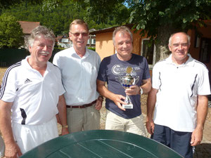 Bild: Gero Fröhlich (1.Vors.), Dieter König, Peter Lehnen (Pokalgewinner 2012) und Turnierleiter Harald Fieker.