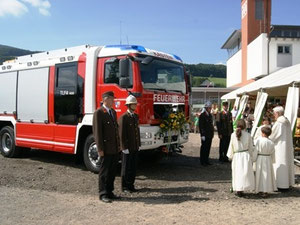 Unser Herr Pfarrer Pallinger bei der Fahrzeugsegnung.