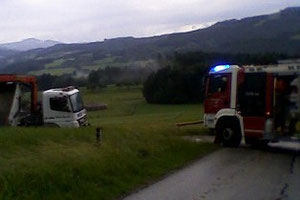 Der abgerutschte Lkw wurde mit dem TLF wieder auf den Güterweg gezogen.