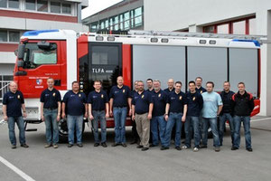 Gruppenfoto anlässlich der erfolgten Übergabe bei Firma Rosenbauer.