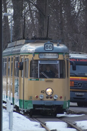 Der Wagenpark der Schöneicher-Rüdersdorfer Straßenbahn (SRS) ist gemischt. Neben Tatrabahnen bewältigen nunmehr auch gebrauchte Fahrzeuge aus Heidelberg den Betrieb.