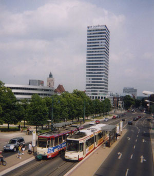 Die Stadtverkehrsgesellschaft unterhält zwei Fahrzeugtypen. KT4D und GT6M treffen sich auf diesem Bild an der Zentralhaltestelle "Zentrum". Im Hintergrund der Oderturm, das Wahrzeichen der Stadt.