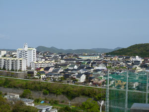 お墓より遠くに自宅のある団地が見えます