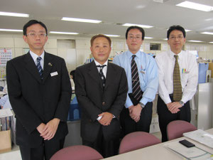 保健福祉部「子育て支援課」(左から)小林課長、高崎理事長、、小山主幹、千葉課長補佐