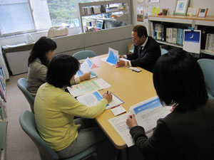 FJKの趣旨と「震災子ども支援室」の活動の説明を受ける高崎理事長と東北大学の先生方