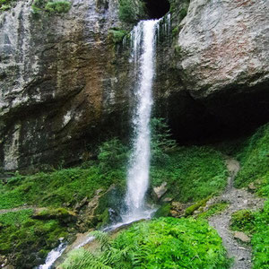 La Cascade dans les Gorges de Kakuetta au pays basque