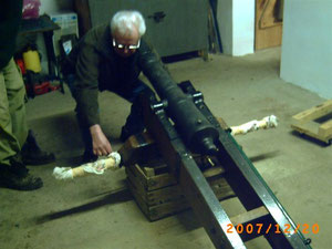 Karl-Heinz Vollmer ist mit Leib und Seele beim Bau der Vorderlader-Böller-Kanone. Er hatte die Metallbauarbeiten und die Montage in seiner Verantwortung. Sogar die quadratischen Schrauben und Muttern hat er in Handarbeit gefertigt.