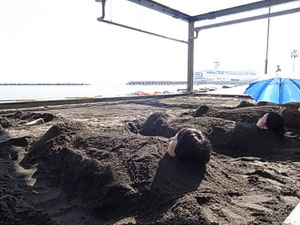 埋まって海を眺めます