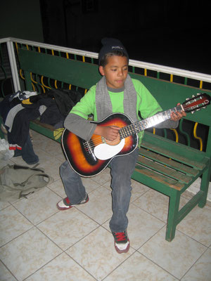 Luis beim abendlichen Gitarrespielen