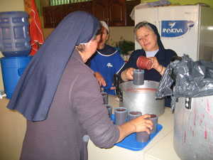 Madre Narciza beim Schoepfen der Colada Morada