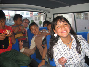 Ab in die Kirche - in einem Kleinbus haben uebrigens bis zu 20 Leute Platz ;)