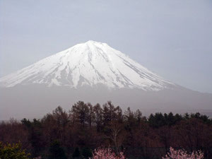 黄砂に霞む富士山　まだまだ雪が多い