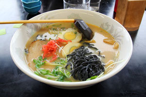 　黒ラーメン　麺に竹炭が練りこまれている